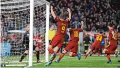  ?? Foto: Gregorio Borgia, dpa ?? Riesenjube­l beim AS Rom. Die Römer besiegten den FC Barcelona mit 3:0 und stehen somit im Halbfinale.