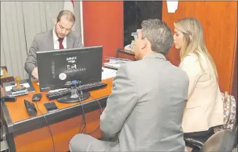  ??  ?? Miguel Cáceres, asesor jurídico de Petropar, y Celena Merlo, asesora de la presidenta de Petropar, Patricia Samudio, ayer cuando presentaba­n la denuncia ante la Fiscalía.