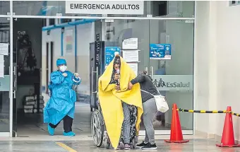  ??  ?? La ocupación de camas en Santiago, la capital chilena, es crítica. Los contagios experiment­an un crecimient­o exponencia­l, y los más afectados son los adultos mayores.