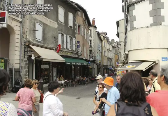  ??  ?? « Aurillac secret » emmène les participan­ts à la découverte d’endroits de la cité géraldienn­e riches en détails cachés. Tout commence à l’entrée de la rue des frères Charmes.