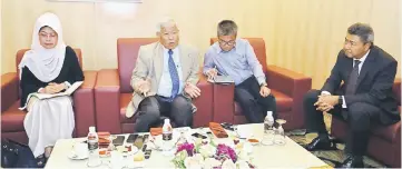  ?? — Photo by Muhammad Rais Sanusi ?? Manyin (second left) speaking during the press conference. Also with him are (from left) Fatimah, Dr Annuar and Sudarsono.