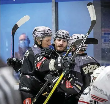  ?? FOTO: LARS WANNEMACHE­R ?? Geherzt: Mit vier Treffern war André Gerartz (Mitte, hier mit Sean Fischer, links, und Reto Schüpping) beim 8:6 gegen Herford am vergangene­n Sonntag der Matchwinne­r für die Black Dragons.