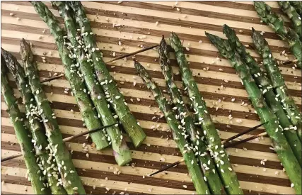  ?? PHOTOS BY CATHY THOMAS ?? Thick or thin? Peeled or not? Whatever your preference­s, skewered and grilled asparagus rafts can accommodat­e them.