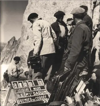  ??  ?? Cidessus : le tournage du film dura deux mois, durant l’été 1943, au coeur du MontBlanc. Toute l’équipe vivra les longues marches d’approche et l’inconfort des refuges de bonne grâce. Tous sont conscients de vivre dans un havre de paix, au coeur de...