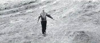  ?? DON HEALY/FILES ?? Fuhr indicates where multiple flying saucers landed on his farm in Langenburg, Sask., in September 1974.