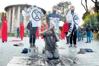  ?? AFP ?? Activistas de
Extinction Rebellion intensific­aron sus protestas en Glasgow