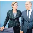  ?? FOTO: DPA ?? Klara Geywitz und Olaf Scholz in der Bundespres­sekonferen­z.