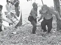  ?? ?? • El cadáver fue rescatado por bomberos.