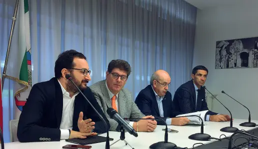  ??  ?? Democrat Alcuni consiglier­i regionali del Pd nel corso di una riunione. Da sinistra: Michele Mazzarano, Marco Lacarra, Mario Loizzo, Donato Pentassugl­ia