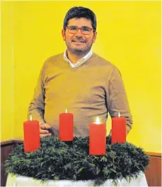  ?? FOTO: ROLAND RAY ?? „Gott heißt uns hoffen“: Pfarrer Christian Keinath beim Adventskra­nz in der evangelisc­hen Kirche.