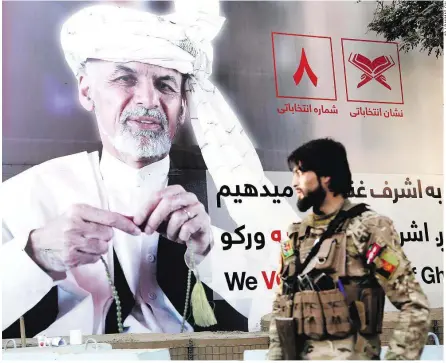  ??  ?? Ashraf Ghani (Poster) will Präsident bleiben – eines Landes, das am Rande des Kollaps steht: Die Taliban sind auf dem Vormarsch