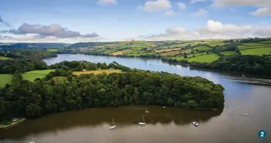  ??  ?? 1 4 5 2 3
1 Ivy and Pat paddle past boats moored near the hamlet of Stoke Gabriel 2 Trees tumble to the high tide mark along the estuary 3 Pat points out landmarks en route 4 Paddling side by side allows for precious dad-and-daughter chat 5 A boat chugs alongside to wave hello