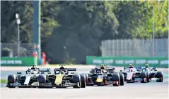  ??  ?? Tight finish: Lewis Hamilton (far left) is caught in the “idiotic” end to qualifying