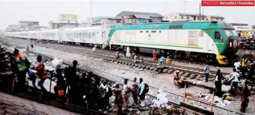  ?? ?? Traders along railway tracks in Lagos
Benedict Uwalaka