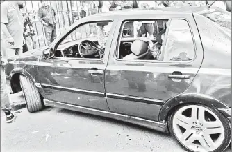  ??  ?? La noche del domingo una familia que viajaba este auto fue baleada en la avenida Piraña y Guacepil, en el conjunto habitacion­al Allepetlal­li, delegación Tláhuac ■ Foto tomada de Twitter