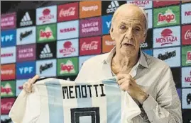  ?? FOTO: EFE ?? Menotti ejerce como director de seleccione­s nacionales de la AFA