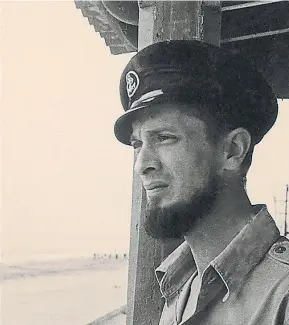  ?? ARCHIVO BARRAL ?? Carles Barral observando el mar desde su casa de Calafell, en los años 50