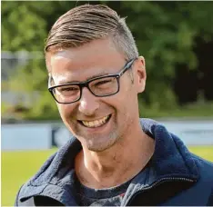  ?? Foto: Ernst Mayer ?? Endlich mal wieder was zu lachen hatte der sportliche Leiter des FC Günzburg, Dirk Buchner.