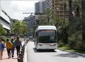  ?? (Photos Jean-François Ottonello) ?? Pour la Journée mondiale de l’environnem­ent, tous les bus de Monaco étaient gratuits hier.