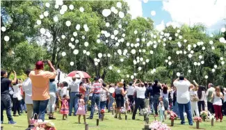  ?? JOHNNY ROTESTÁN. ?? El jardín cementerio Puerta del Cielo rindió tributo a las madres.