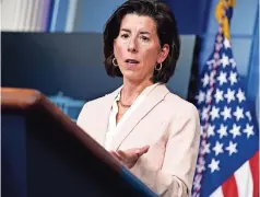  ??  ?? La secretaria de comercio Gina Raimondo en una conferenci­a de prensa en la Casa Blanca