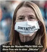  ??  ?? Wegen der Masken-Pflicht fühlt sich diese Frau wie in einer „Diktatur“.