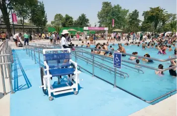  ??  ?? Una de las principale­s caracterís­ticas del Balneario del Bosque de San Juan de Aragón es que en su remodelaci­ón se previó que fuera de acceso universal, por lo que incluso cuenta con sillas especiales que se pueden meter al agua.