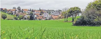  ?? FOTO: ANDREAS SPENGLER ?? Auf dieser Wiese südwestlic­h von Schemmerbe­rg soll ein Hochwasser­damm entstehen. Der Gemeindera­t hat dafür die Arbeiten vergeben.