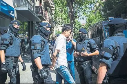  ?? LLIBERT TEIXIDÓ / ARCHIVO ?? Detención de un grupo de extorsiona­dores, el pasado junio, en la calle Bailèn de Barcelona