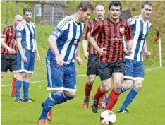  ?? Foto: Ernst Mayer ?? Für Wattenweil­er (am Ball Patrik Haug gegen Daniel Schnattere­r) war das Remis okay, für Gastgeber Langenhasl­ach ist der Derby Punkt zu wenig.