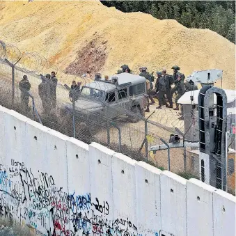  ??  ?? Militär bei einem entdeckten Tunnel, der aus dem Libanon nach Israel führte.