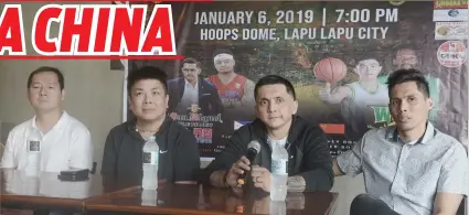  ?? /ARNI ACLAO ?? ■ ALAB PILIPINAS. Mitubag si Alab Pilipinas caoch Jimmy Alapag (ikaduha gikan sa tuo) og pangutana gikan sa Cebu sports media kabahin sa umaabot nilang duwa batok sa Chinese squad Wolf Warriors kagahapon sa usa ka press conference sa Siknoy Pocherohan and Grill sa Metrosport­s Complex sa Lahug, Cebu City. Ang kombati sa Alab Pilipinas ug Warriors gikatakda karong Enero 6, 2019 sa Hoops Dome sa Lapulapu City. Naa sa hulagway sila si (L-R) organizer Andrew Teh, team owner Charlie Dy, Alapag, ug ex-Alab player Dondon Hontiveros.