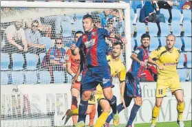  ?? FOTO:LOF ?? El portero rojinegro Edgar Badía No pudo evitar ninguno de los dos goles del Huesca