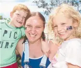  ?? Picture: MIKE BATTERHAM ?? Bailey Gordon, Sandy Dawes and Haylee Gordon at Currumbin Beach.