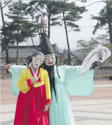  ?? DAVE DYCK ?? A traditiona­l Korean dance is presented at Ojukheon, a historical site in Gangneung, where many Olympic events will be held in 2018.