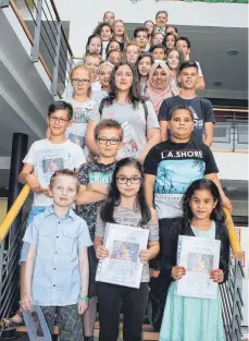  ?? FOTO: SIMON SCHNEIDER ?? Die 34 junge Preisträge­r des 65. Europäisch­en Wettbewerb­s aus dem Landkreis Tuttlingen hzaben sich ihre Siegerurku­nden im Landratsam­t bei Landrat Stefan Bär (ganz oben) abgeholt.