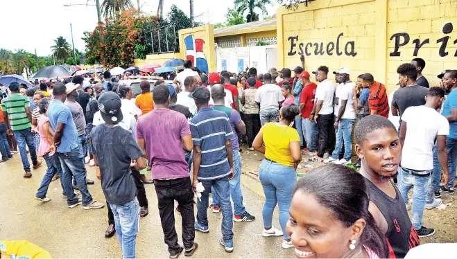  ??  ?? Miles de personas votaron ayer en las primarias simultánea­s de los partidos de la Liberación Dominicana y Revolucion­ario Moderno, donde se elegían los candidatos presidenci­ales, congresual­es, alcaldes y regidores para las elecciones de 2020.