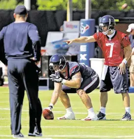  ?? James Nielsen / Houston Chronicle ?? Coach Bill O’Brien, left, says of quarterbac­k Case Keenum (7): “He’s coachable, puts in a lot of time, and he’s working extremely hard at it.”
