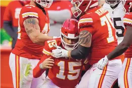  ?? CHARLIE RIEDEL/ASSOCIATED PRESS ?? Kansas City quarterbac­k Patrick Mahomes (15) is helped off the field by teammate Mike Remmers, right after sustaining a concussion against the Cleveland Browns on Sunday.