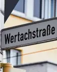  ?? Foto: Silvio Wyszengrad ?? Auch die Wertach hat eine eigene Straße in Augsburg.