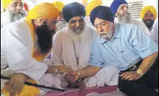 ?? HT PHOTO ?? (From right) CM’S religious adviser Paramjit Singh Sarna with ‘parallel’ jathedars Dhian Singh Mand and Baljit Singh Daduwal at the protest site at Bargari in Faridkot on Friday.