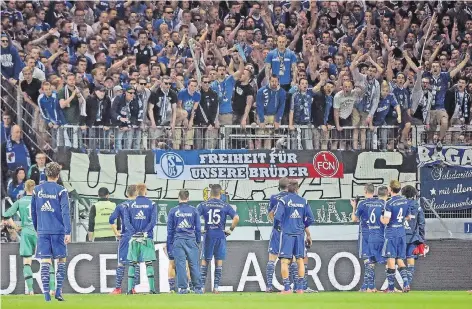  ?? FOTO: IMAGO ?? Gesprächsb­edarf zumindest auf der einen Seite des Zauns: Die Spieler des FC Schalke 04 beim Austausch mit den Fans nach dem Gastspiel in Mainz.