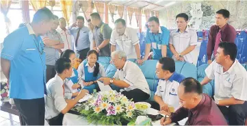  ??  ?? Masing speaks to (from front second left) Jess, Angun, and Janessy on their predicamen­t. Standing at left is Kapit Resident Joseph Belayong Punan.