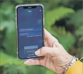  ?? EE ?? Una mujer utiliza la ‘app’ de BBVA.