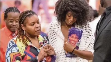  ?? AL DIAZ adiaz@miamiheral­d.com ?? Shibbon Winelle clutches a photograph of her son, Bryce Jaden-Lee Zane Gowdy, during a memorial service for the senior football player at Deerfield Beach High School on Saturday.