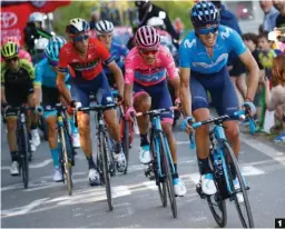  ??  ?? 1 Con el podio en
mente. Landa y Carapaz unieron fuerzas con Nibali en Monte Avena para distanciar a Primoz Roglic.