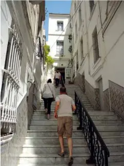  ??  ?? Visite de l’ancienne école par une famille de pieds-noirs. Alger, juin 2016.