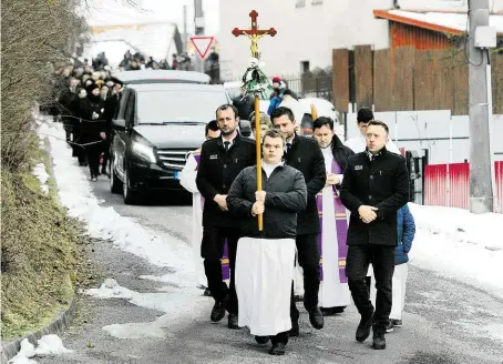  ?? Gregorovce včera pohřbily zavražděno­u snoubenku novináře Jána Kuciaka. FOTO PROFIMEDIA ??