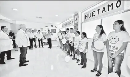  ??  ?? ▲ El presidente Andrés Manuel López Obrador supervisó los trabajos del hospital rural de la comunidad michoacana de Huetamo. Foto Presidenci­a