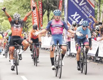  ?? ?? El pedalista Luis Gómez hace un gesto de emoción tras cruzar la meta.